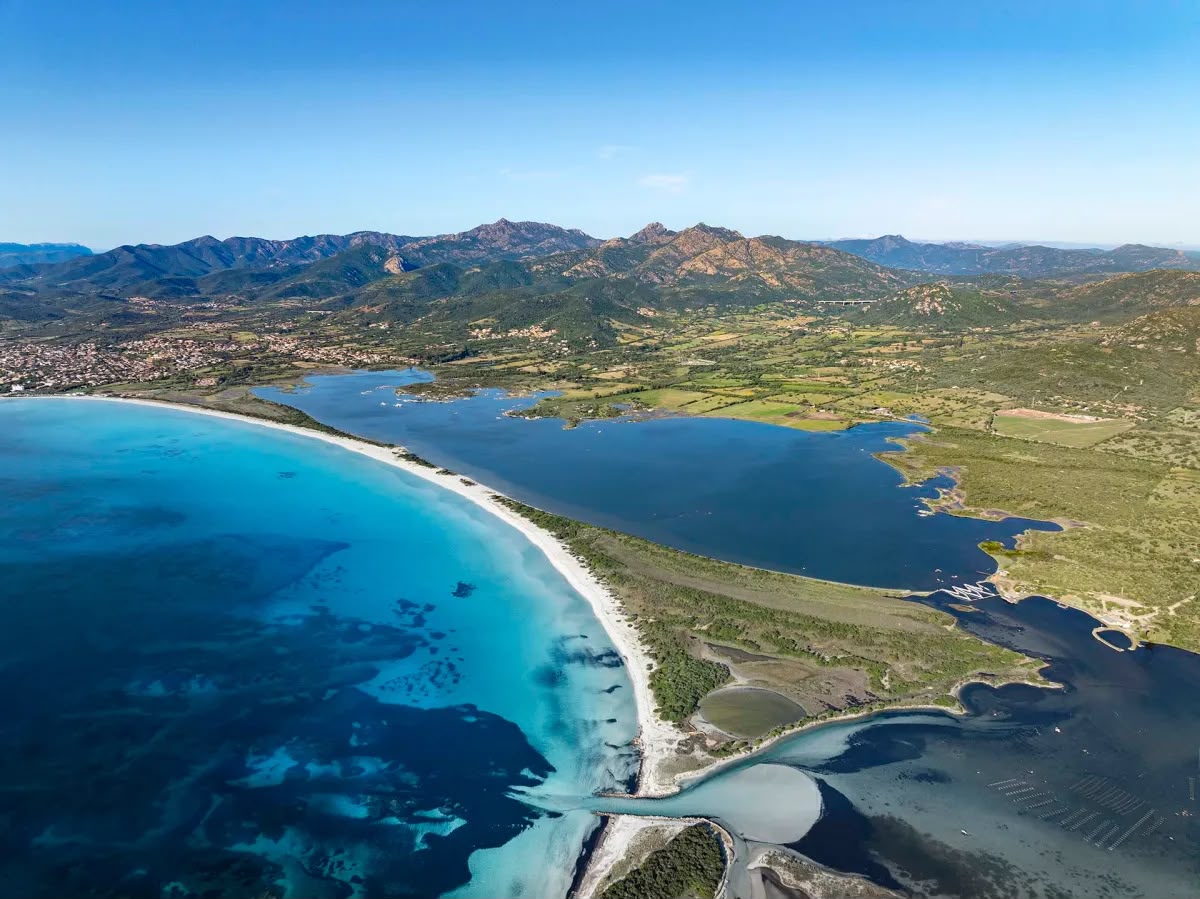 Vista dall'alto della spiaggia La Cinta, del mare turchese e della laguna di San Teodoro
